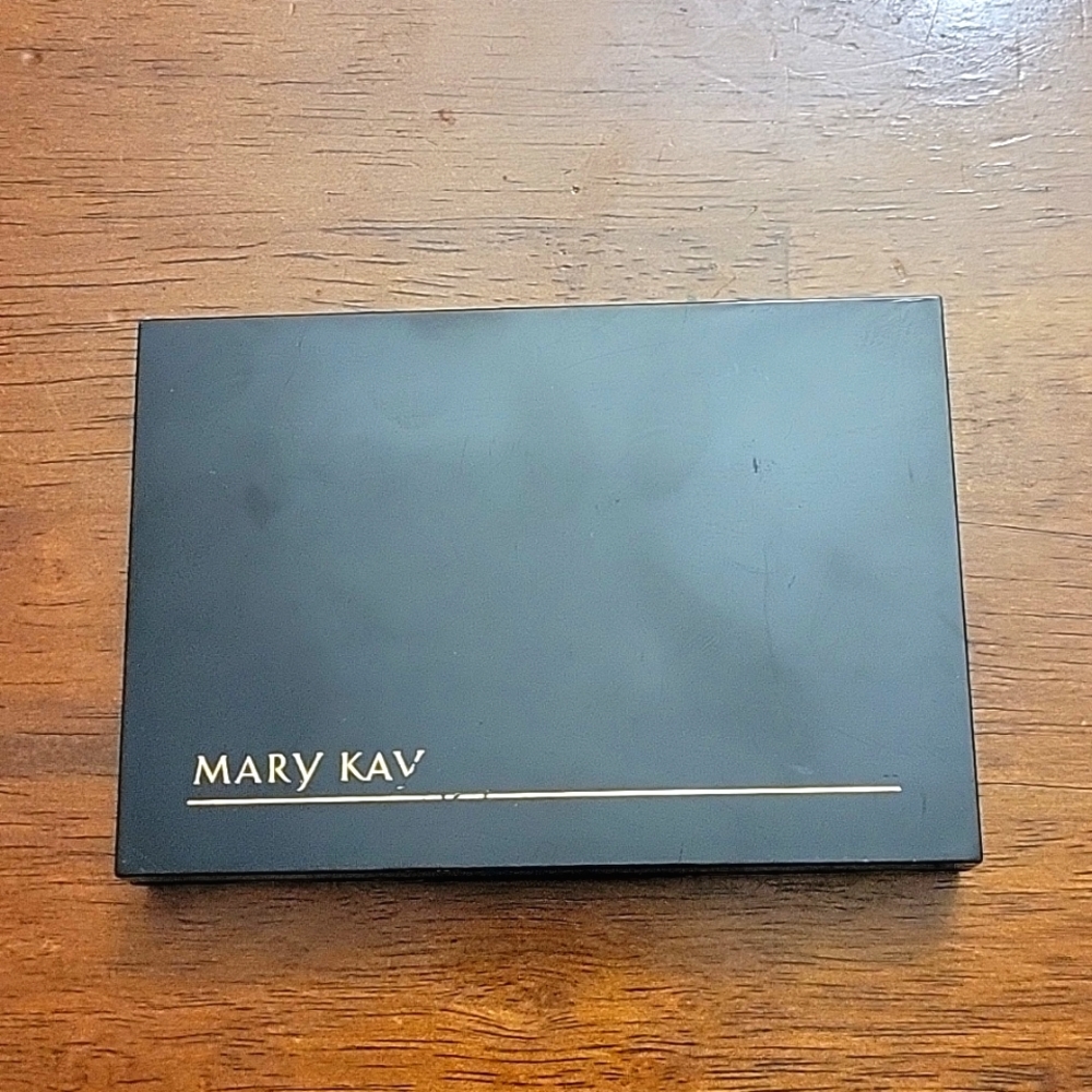 NEW MARY KAY 4 EYE COLORS AND 1 CHEEK COLOR.